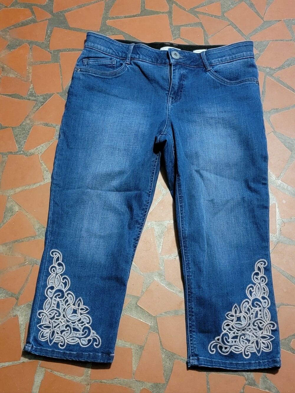 Dana Buchman Women's Dark Wash Slimming Stretch Capri Jeans Size 6 embordered